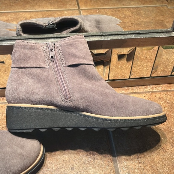 NWOT Clark’s Wedge Gray Suede Booties - Picture 4 of 8